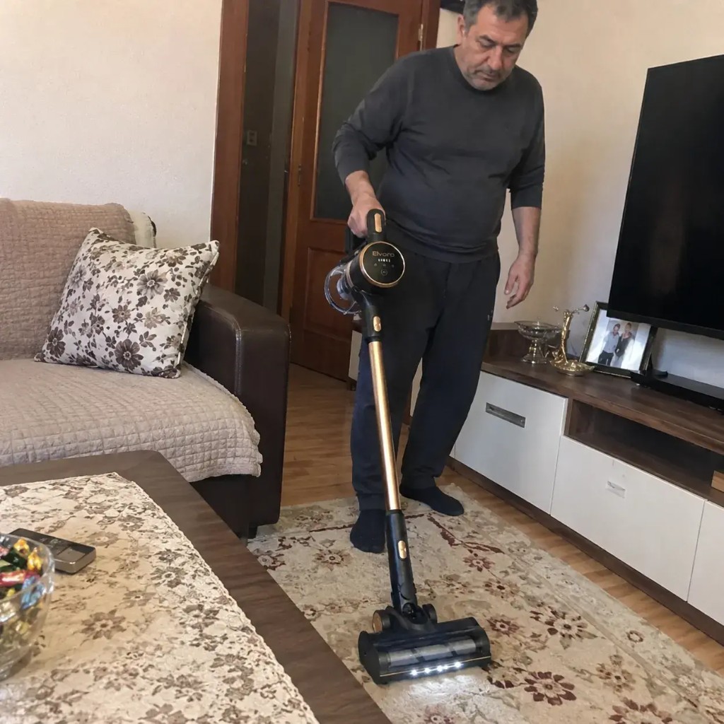 Zákazník vysává vzorovaný koberec s PowerVacuum 3000 a zapnutými LED